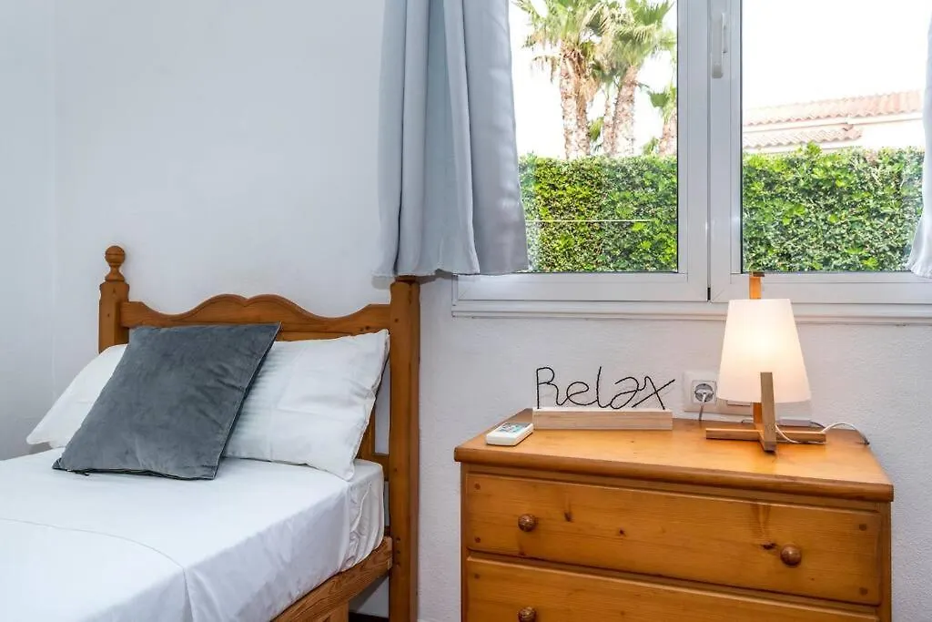 Villa Lola, Seaviews, Private Pool & Lush Yard