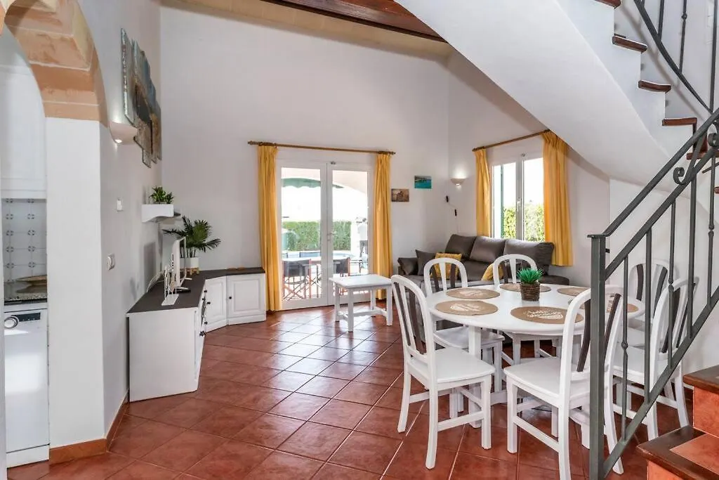 Villa Lola, Seaviews, Private Pool & Lush Yard
