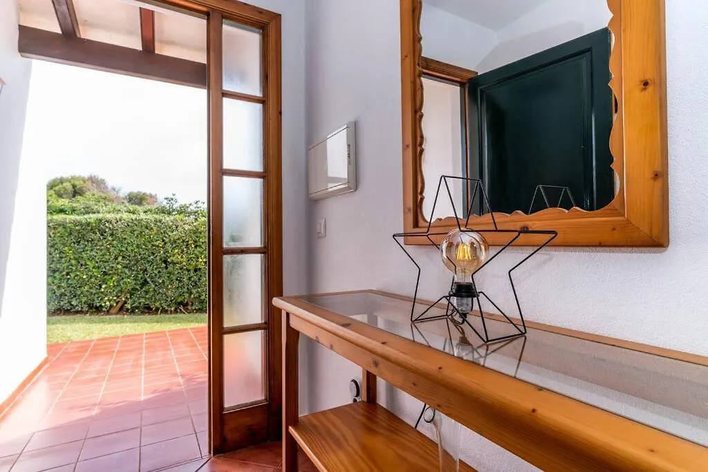 Villa Lola, Seaviews, Private Pool & Lush Yard