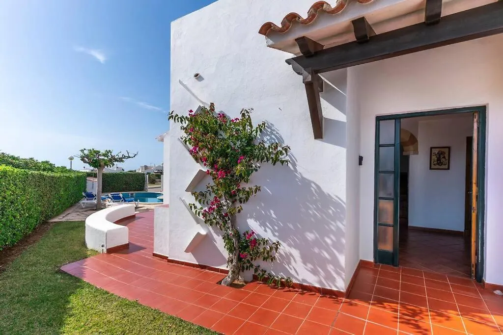 Villa Lola, Seaviews, Private Pool & Lush Yard