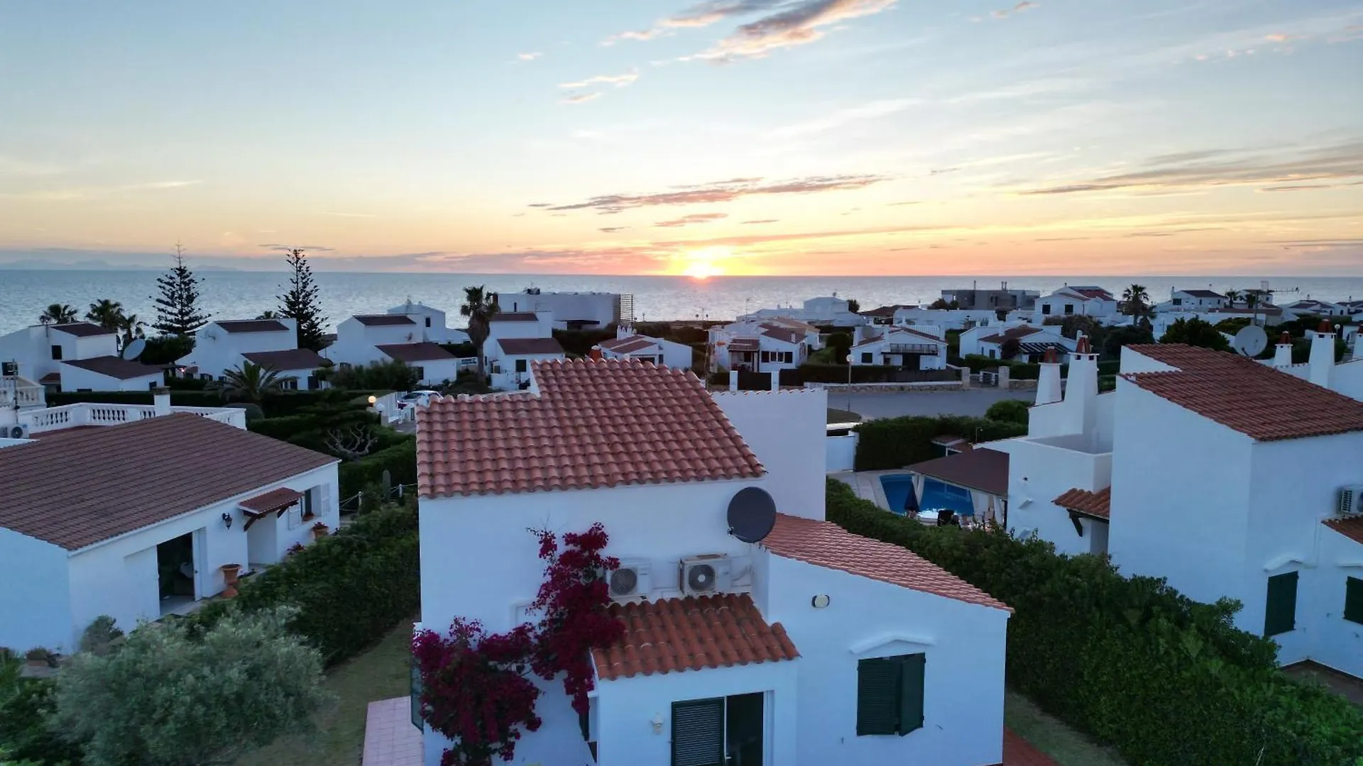 Villa Lola, Seaviews, Private Pool & Lush Yard
