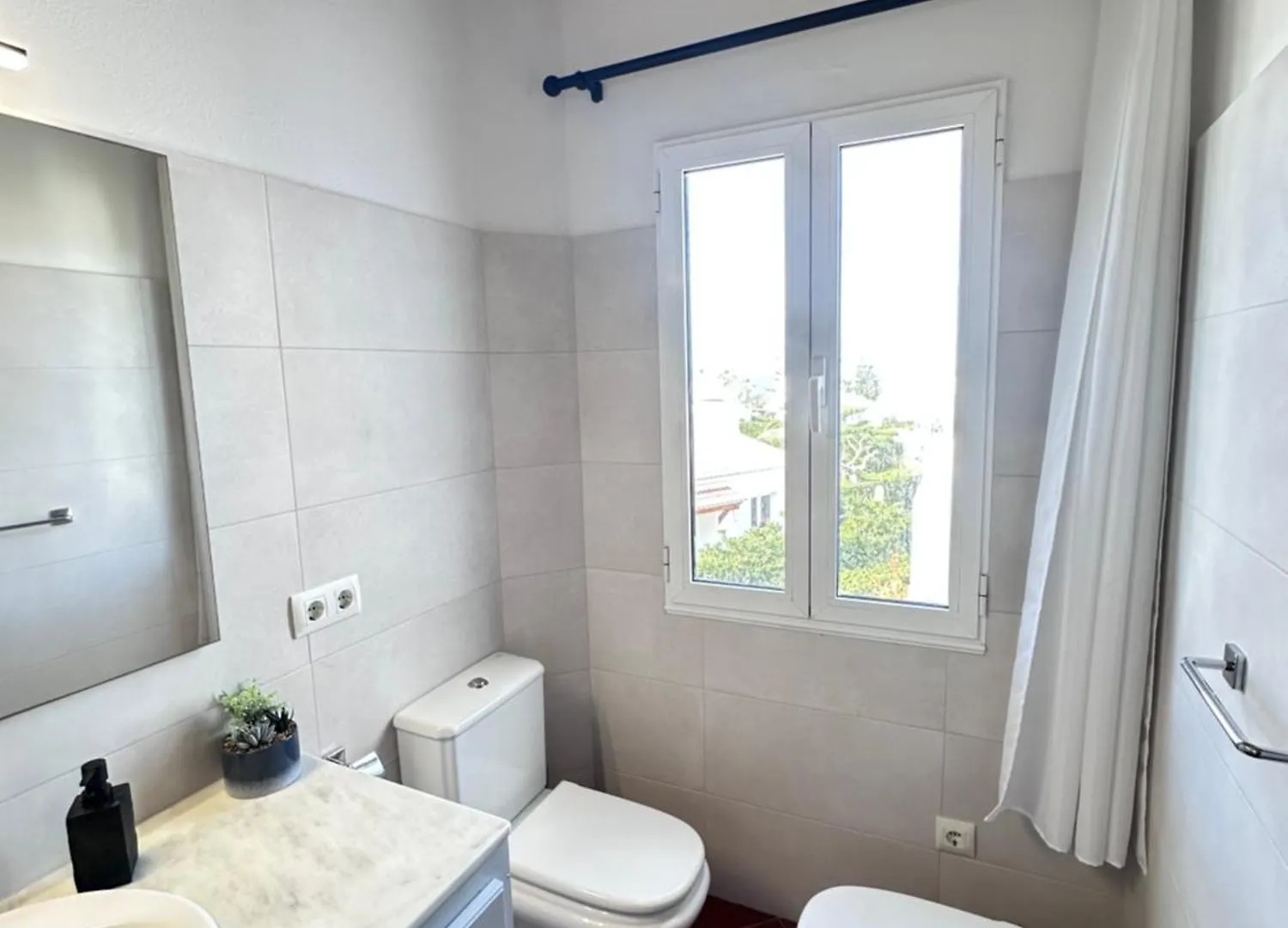 Villa Lola, Seaviews, Private Pool & Lush Yard Spain