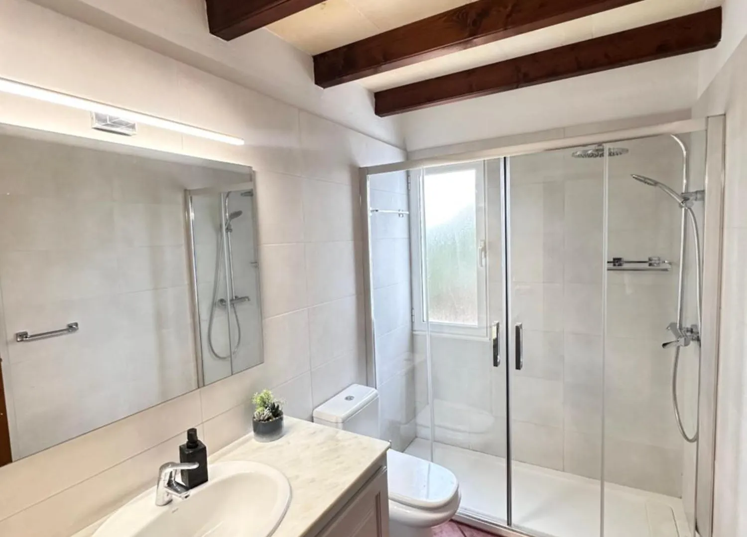 Villa Lola, Seaviews, Private Pool & Lush Yard
